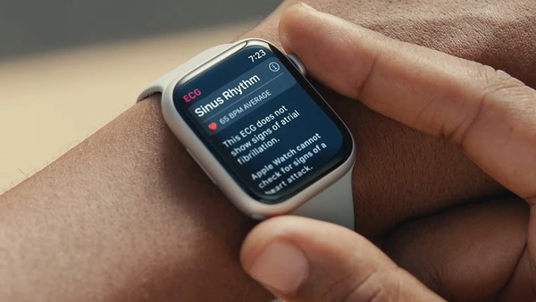 Bạn sẽ có cảm giác đầm tay và chắc chắn hơn khi đeo Apple Watch Series 8 viền nhôm 45mm
